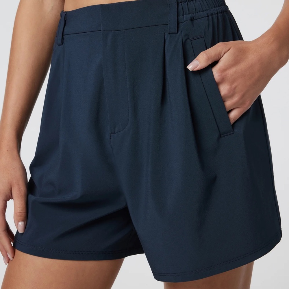Vuori Villa Trouser Shorts in Ink